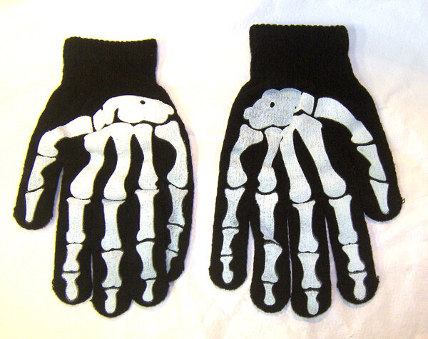 GUANTES NEGROS CON HUESOS